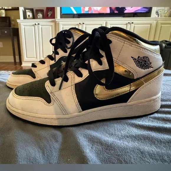Nike Air Jordan 1 Black Gold White Mid Sneaker Sz 5 - Picture 2 of 11